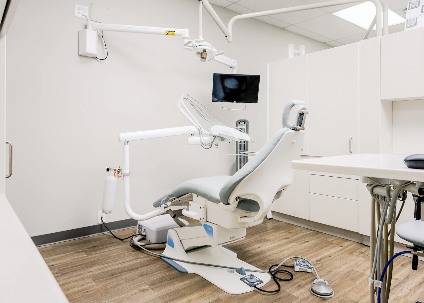 Consultorio con sillón dental y luz natural