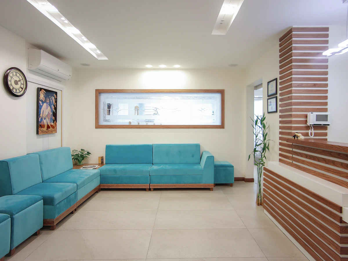 Sala de espera amplia y luminosa