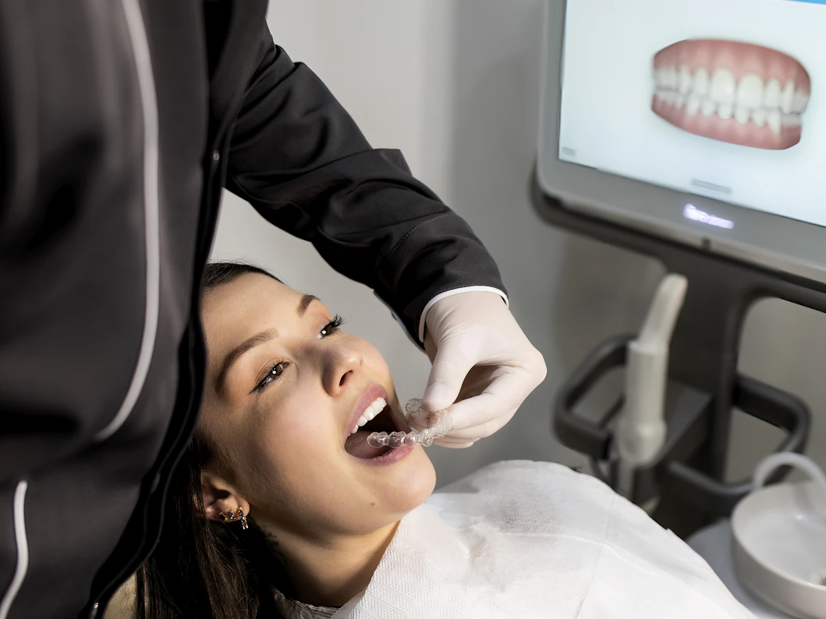Paciente frente a la pantalla con su escaneo dental